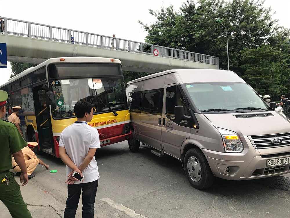 Hà Nội: Xe buýt tông đuôi ô tô 16 chỗ đúng điểm dừng đón khách ha noi xe buyt tong duoi o to 16 cho dung diem dung don khach