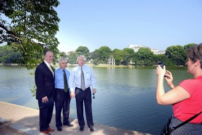 hai cuu tong thong my duoc de nghi doc dieu van trong le tang ong john mccain