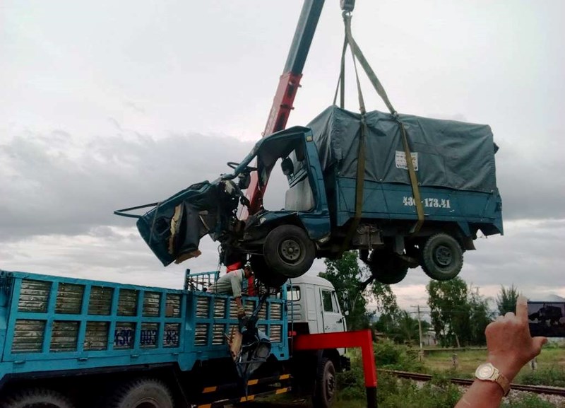tau hoa hat vang o to tai hai nguoi dan ong trong thuong