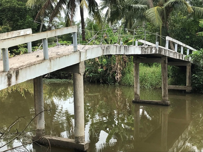 cho rang can tro giao thong mot gia dinh nua dem keo nhau pha cau
