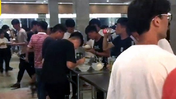 ly do bat ngo mot truong trung quoc bat hoc sinh an dung