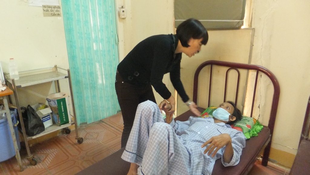 nguoi phu nu gan 20 nam di tim benh nhan aids ve cham soc