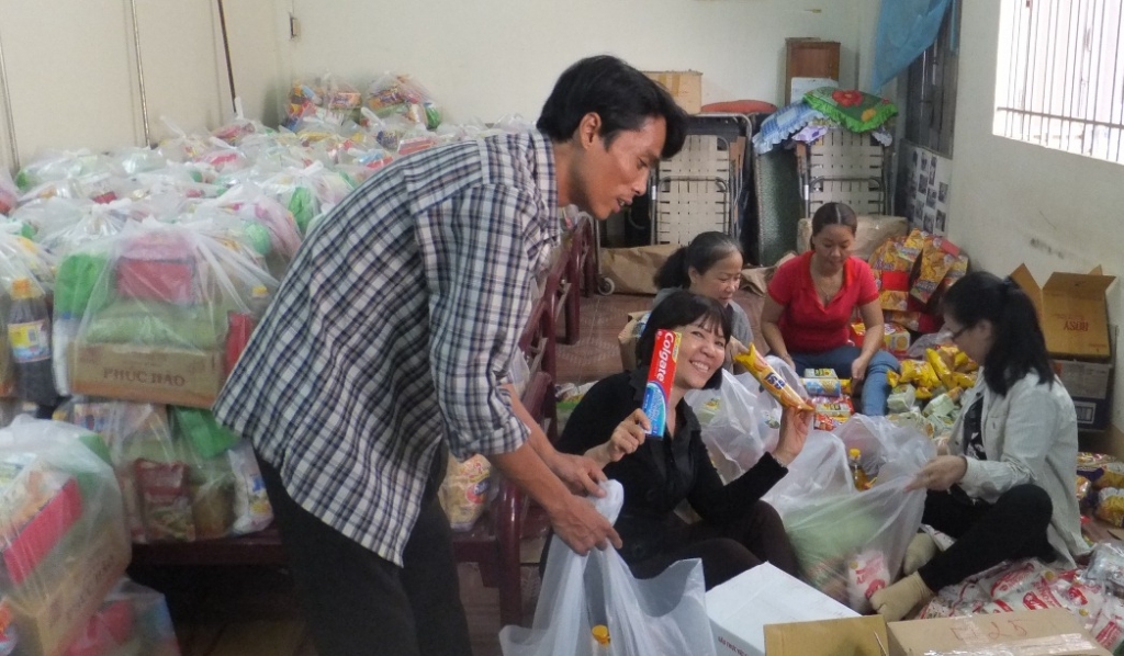 nguoi phu nu gan 20 nam di tim benh nhan aids ve cham soc