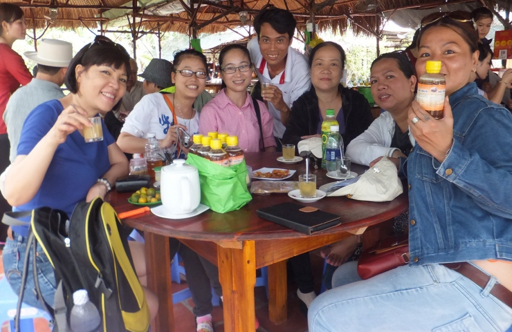 nguoi phu nu gan 20 nam di tim benh nhan aids ve cham soc