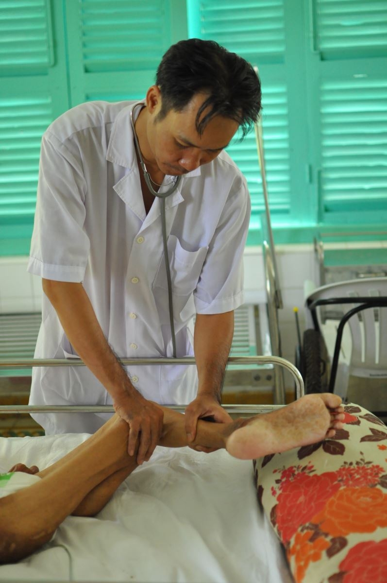 vi bac si danh ca tuoi thanh xuan cham soc nguoi benh phong