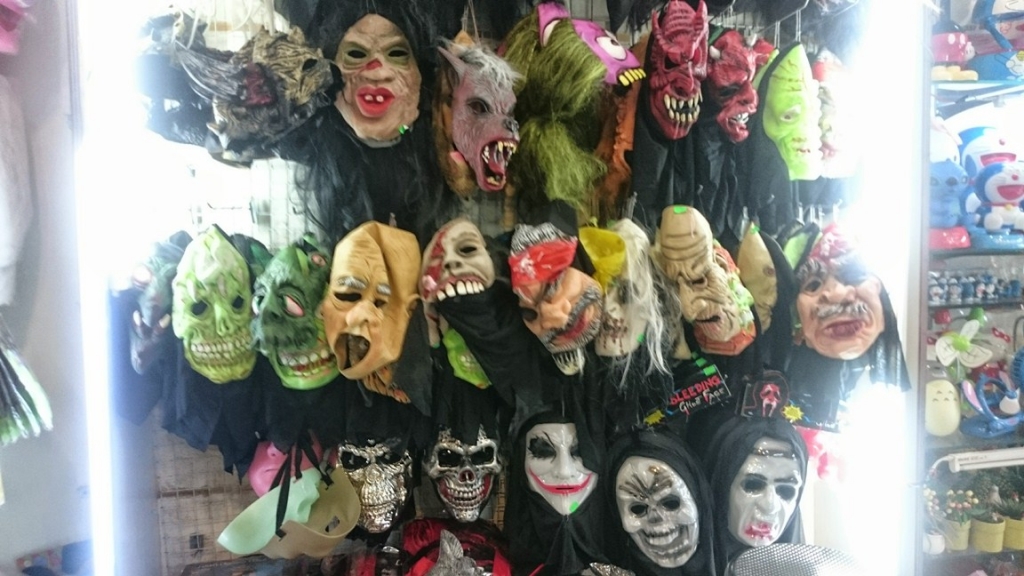 nhon nhip thi truong do hoa trang mua halloween