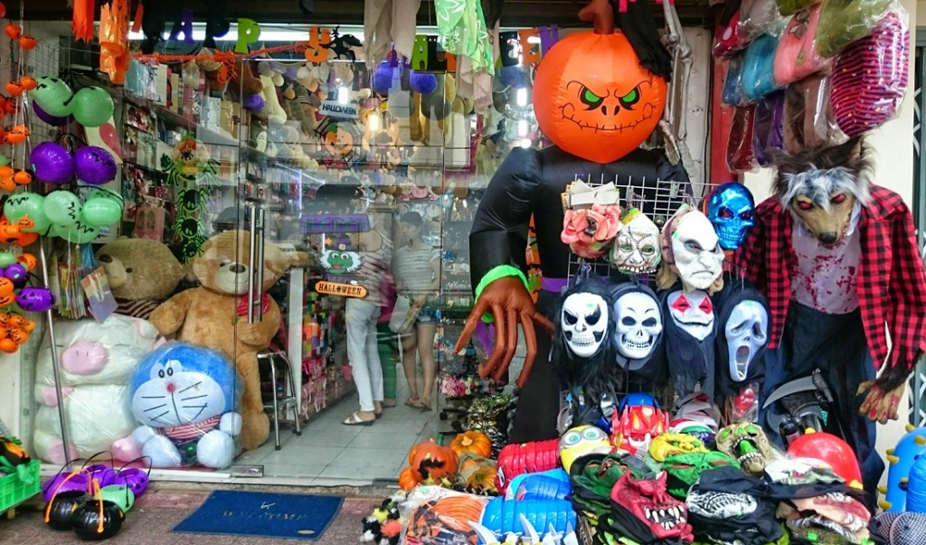 nhon nhip thi truong do hoa trang mua halloween