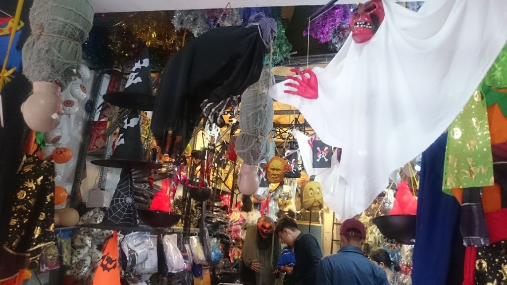 nhon nhip thi truong do hoa trang mua halloween