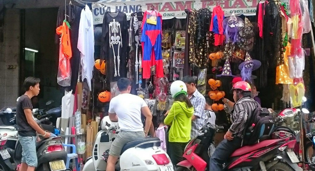 nhon nhip thi truong do hoa trang mua halloween