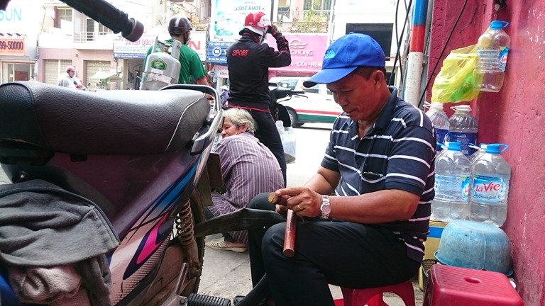 hem ong tien giua long thanh pho