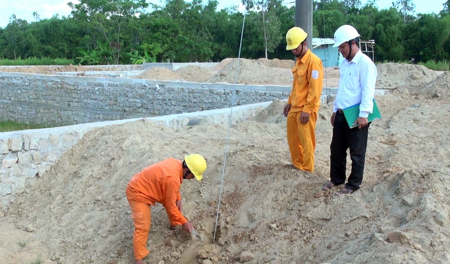 doanh nghiep phot lo dien luc de xay dung cay xang lan duong day dien 22kv