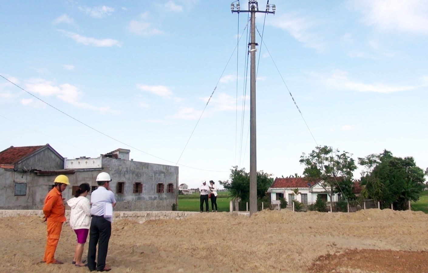 doanh nghiep phot lo dien luc de xay dung cay xang lan duong day dien 22kv