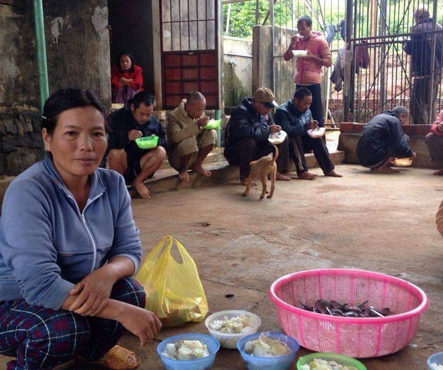 vo chong tai xe ngheo cuu mang gan 100 co nho kho khan
