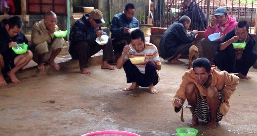 vo chong tai xe ngheo cuu mang gan 100 co nho kho khan