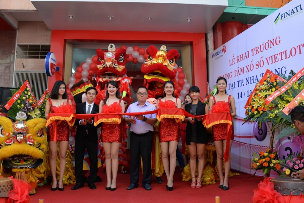 vietlott co mat tai khanh hoa ve so mien trung se day thach thuc