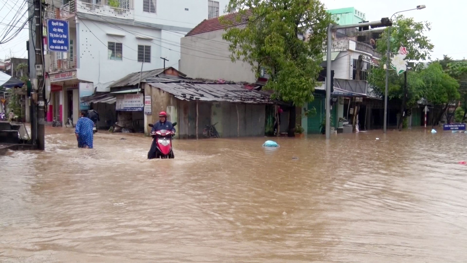 mua lu sat lo duong sat bac nam bi chia cat hang ngan nguoi di tru