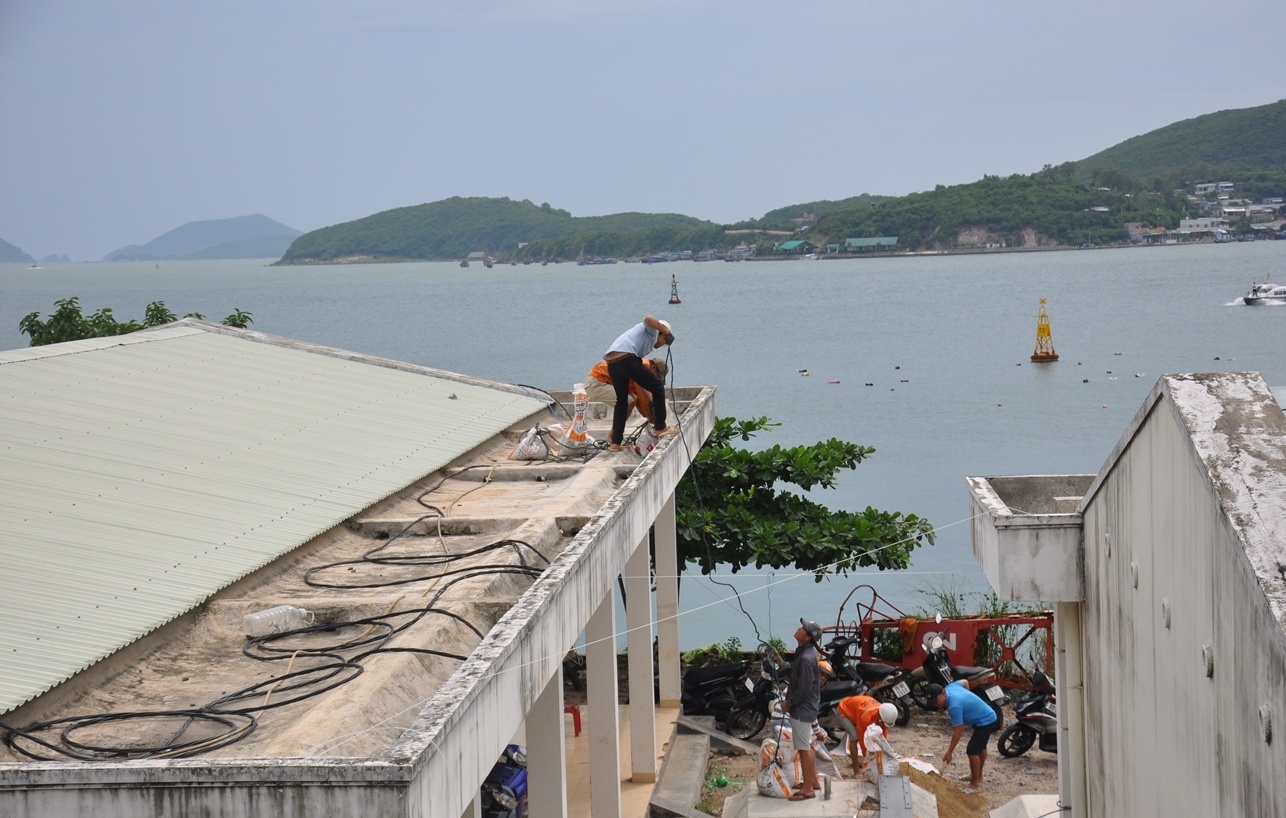 nguoi dan khanh hoa gap rut gia co nha cua truoc gio bao so 12 voi suc gio 135kmh do bo