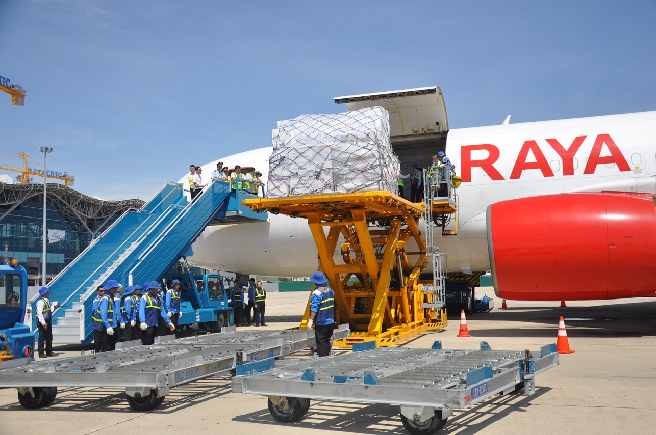 Cận cảnh 17 tấn hàng viện trợ các tỉnh bị ảnh hưởng bão lũ của ASEAN can canh 17 tan hang vien tro cac tinh bi anh huong bao lu cua asean