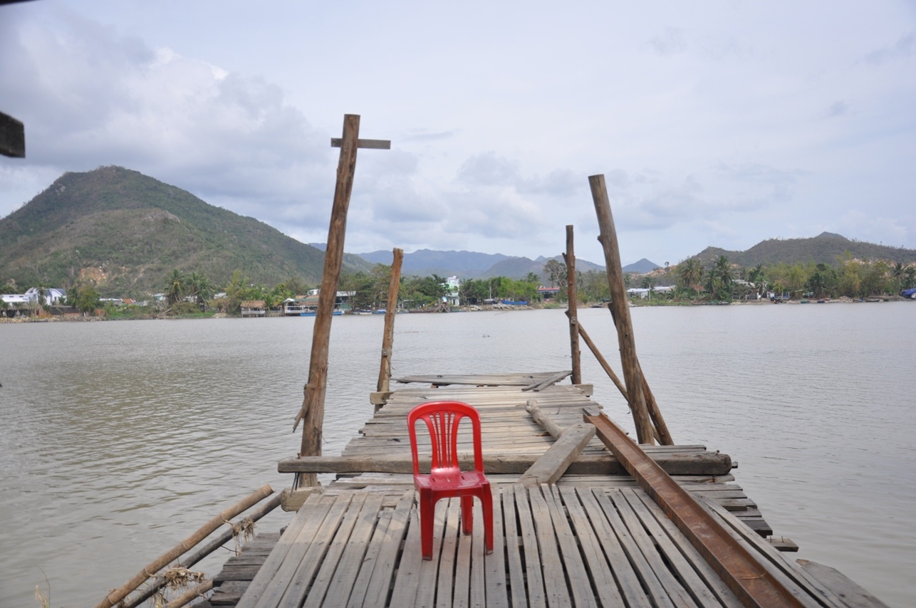 hoc sinh nha trang theo ghe vuot song den truong