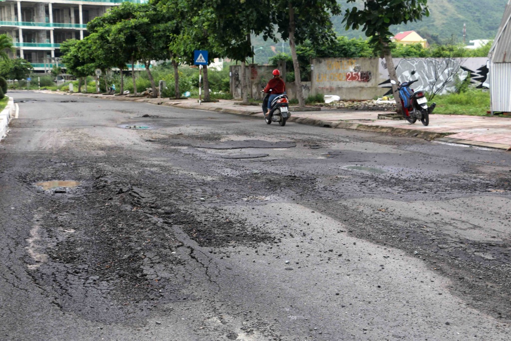 sau 3 thang sua chua duong ven bien nha trang lai bi cay nat