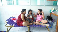 Khánh Hòa: Sốt xuất huyết gia tăng, bệnh viện quá tải bệnh nhân nằm ghế xếp