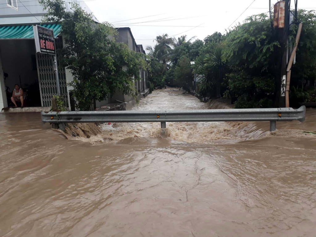 bao so 8 ql 1 ket xe nghiem trong duong vao san bay cam ranh tac nghen
