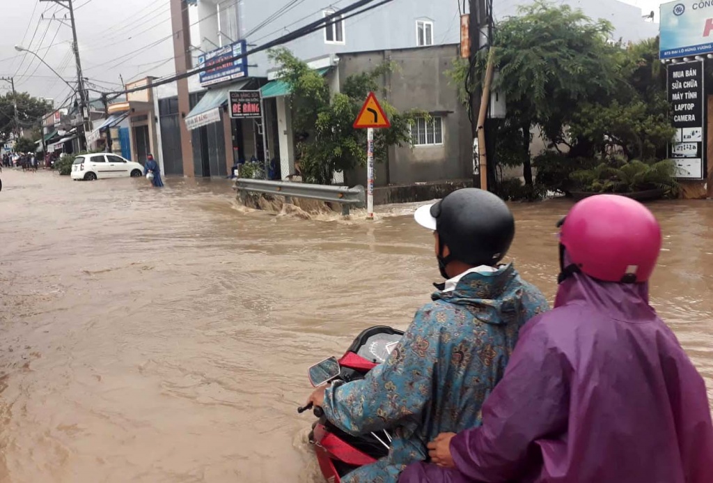 bao so 8 ql 1 ket xe nghiem trong duong vao san bay cam ranh tac nghen