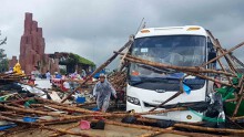 Lốc xoáy mạnh tại Khu du lịch Gành đá đĩa khiến 23 người bị thương và hàng chục ngôi nhà hư hại