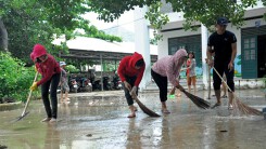 Lễ 20/11, thầy cô giáo TP Nha Trang lội bùn, dọn đống đổ nát hoang tàn khi mưa bão đi qua