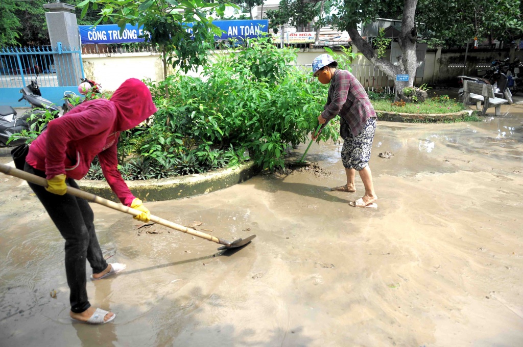 bao qua giao vien tp nha trang don 2011 toan bun va dat