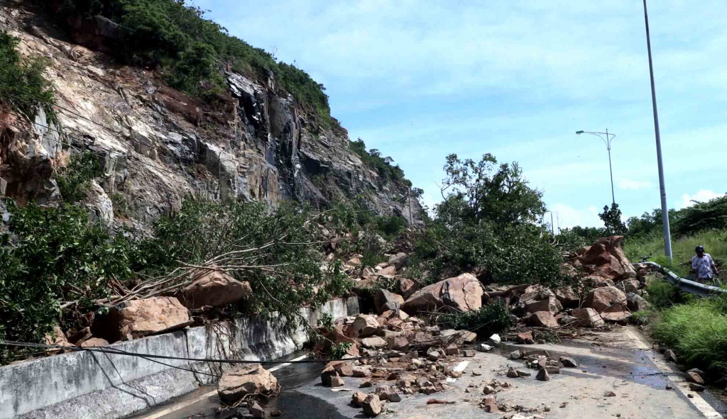 thu don 13000m3 dat da sat lo thong tuyen nha trang san bay cam ranh
