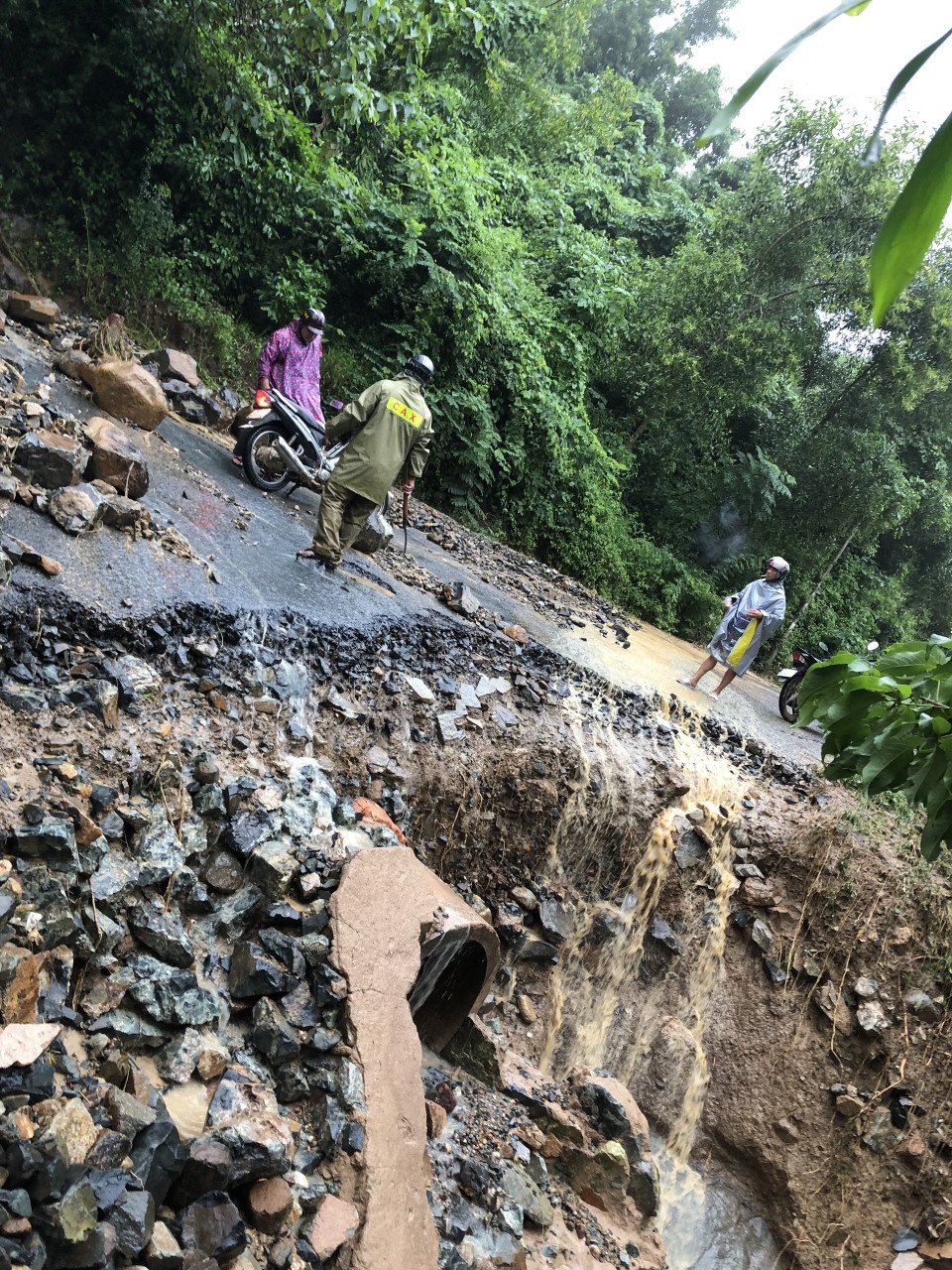 tin moi nhat ve bao so 9 lu tren cac song tai khanh hoa vuot bao dong 2 nha trang di doi 6000 dan