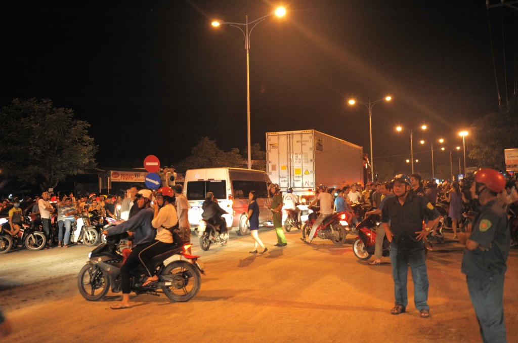 canh sat mac ao chuyen dung khong che ba hoa trong dam chay du doi tai bai chua xe bon cho xang