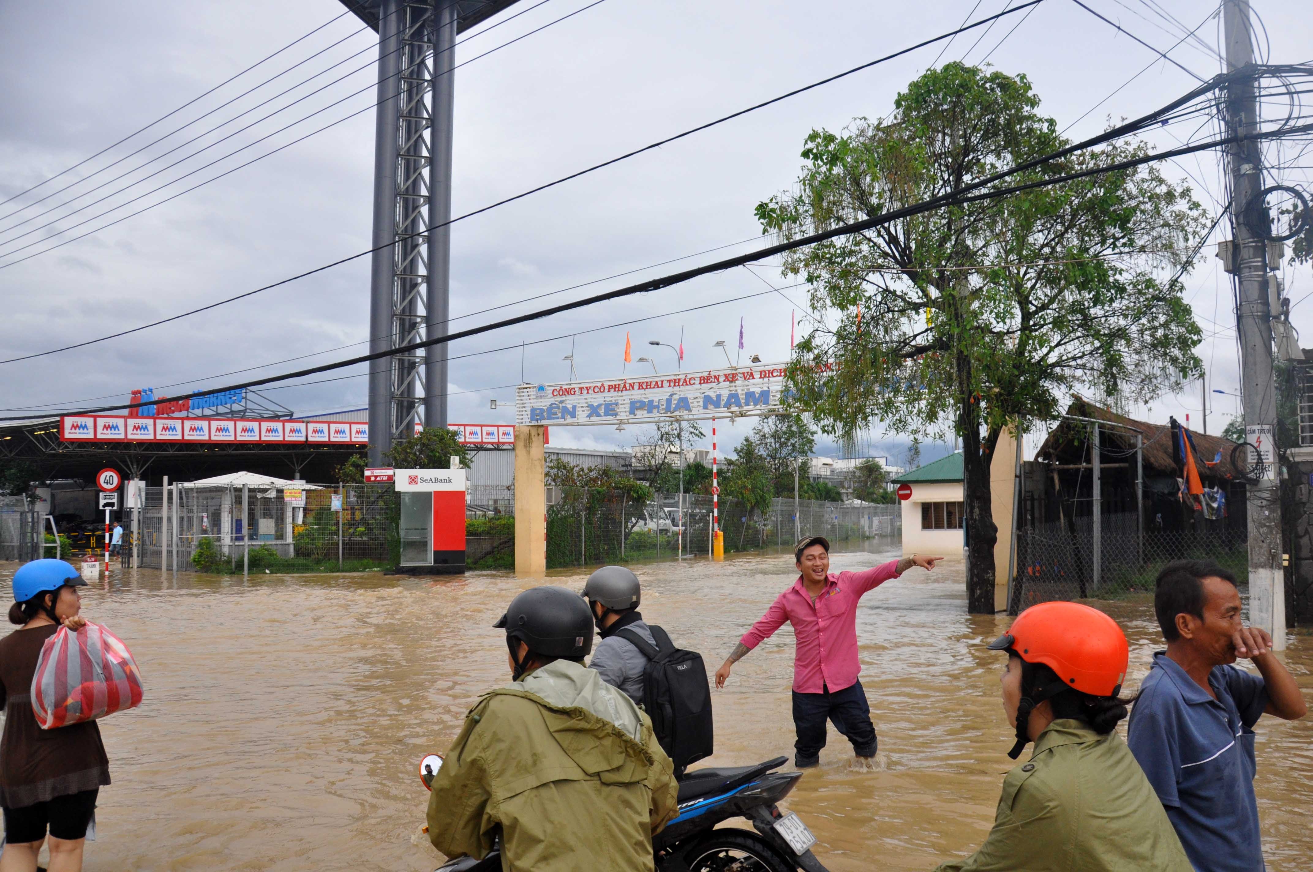 mua lon lien tuc nhieu tuyen duong tai nha trang ngap nang