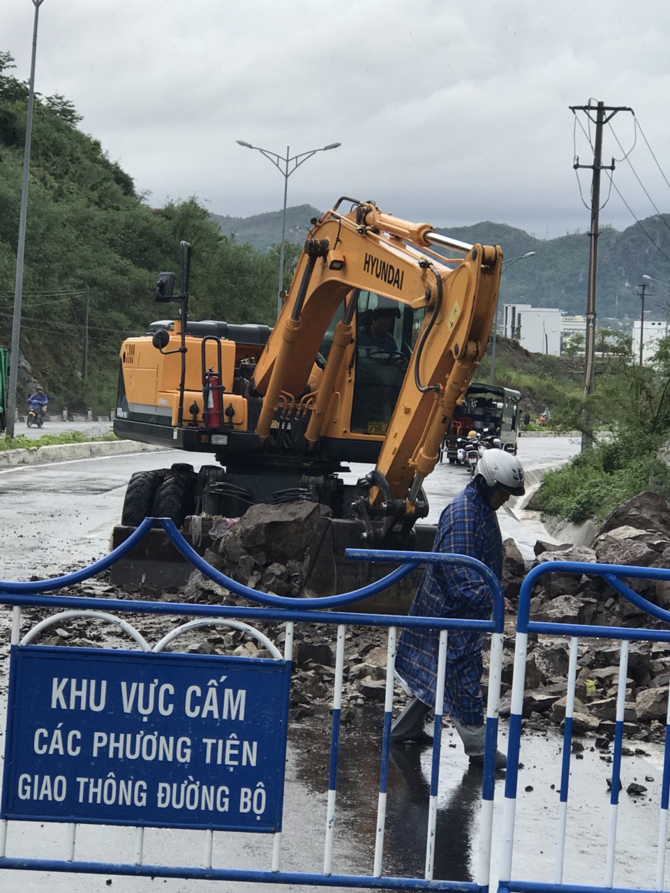 mua lon nhieu tuyen duong deo tai tp nha trang bi sat lo nghiem trong