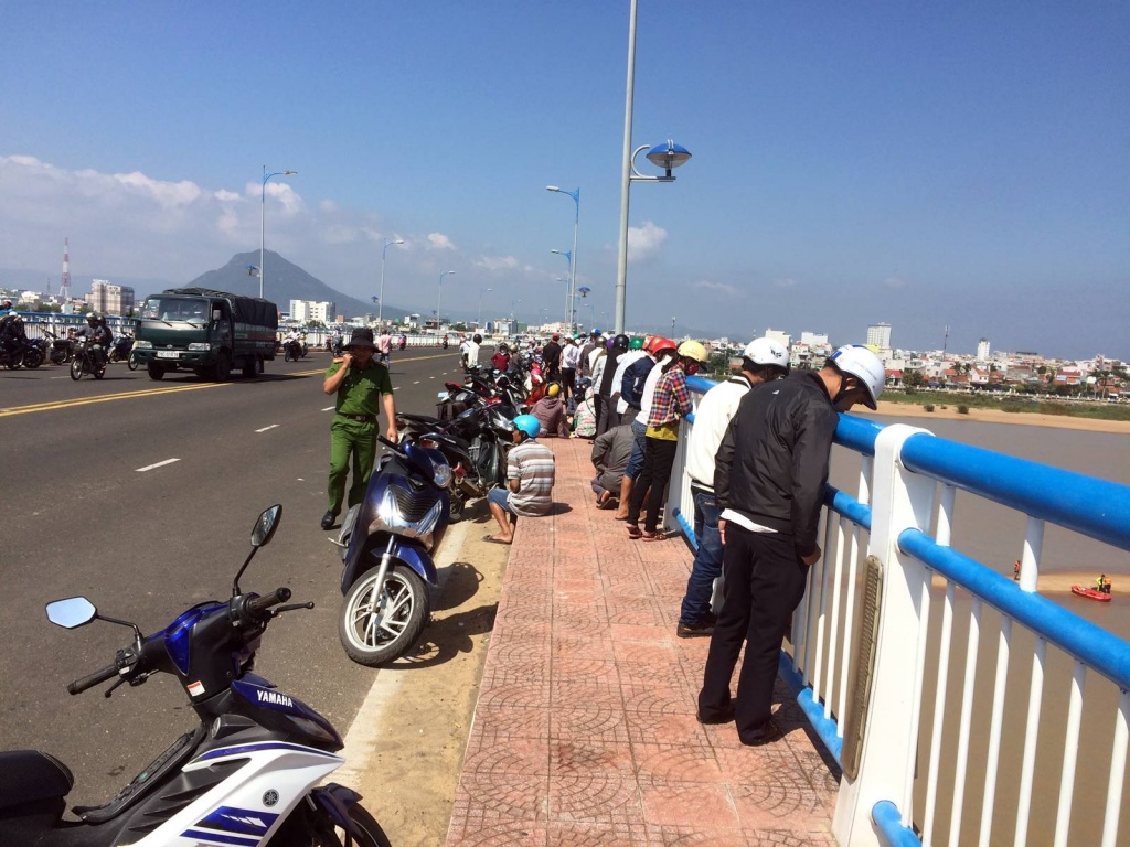 phu yen nghi nam thanh nien nhay cau de lai xe may