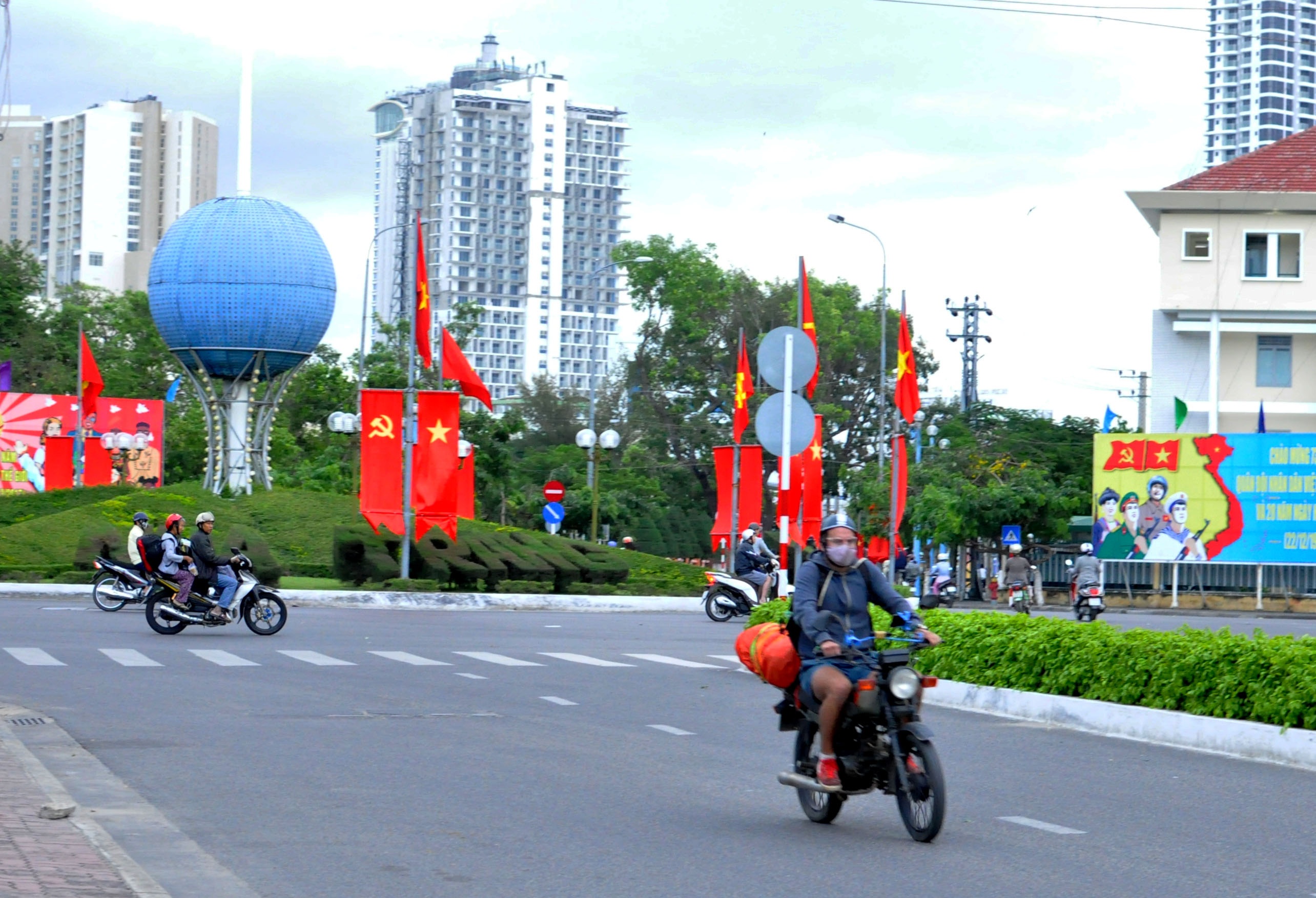 Nhiệt độ bất ngờ giảm sâu, người dân Nha Trang co ro trong giá rét nhiet do bat ngo giam sau nguoi dan nha trang co ro trong gia ret