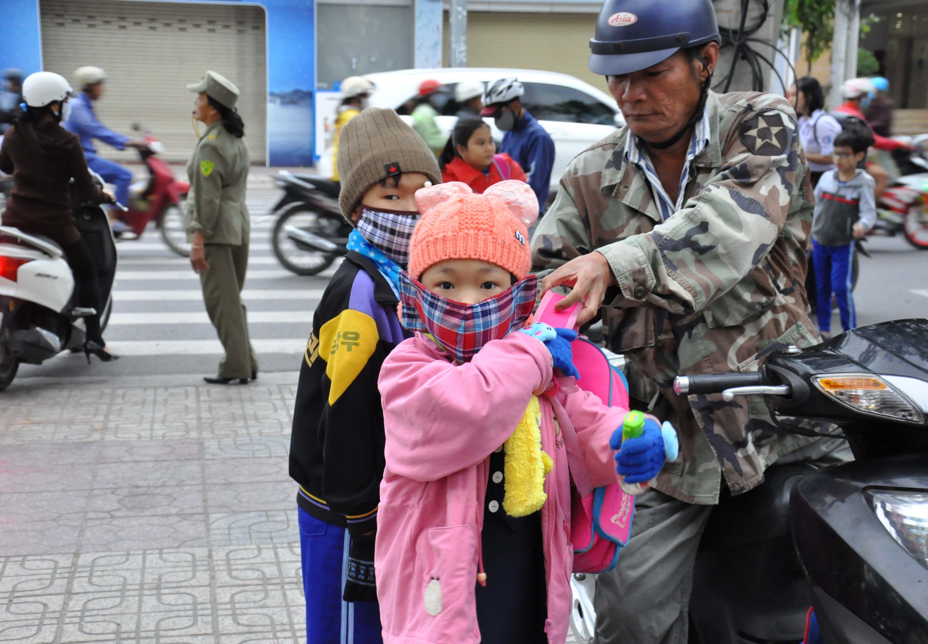 Nhiệt độ bất ngờ giảm sâu, người dân Nha Trang co ro trong giá rét nhiet do bat ngo giam sau nguoi dan nha trang co ro trong gia ret