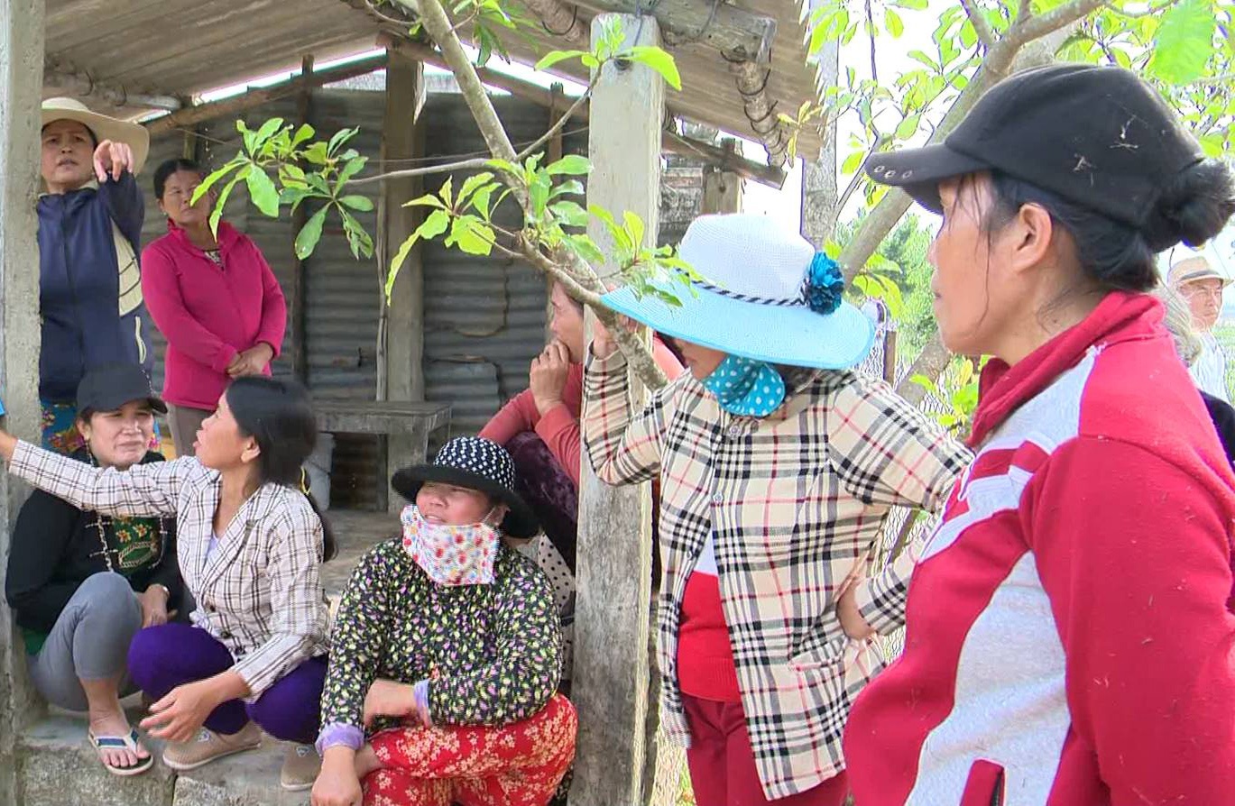 nguoi dan ngheo bao nhau mang tra lai gao cuu tro