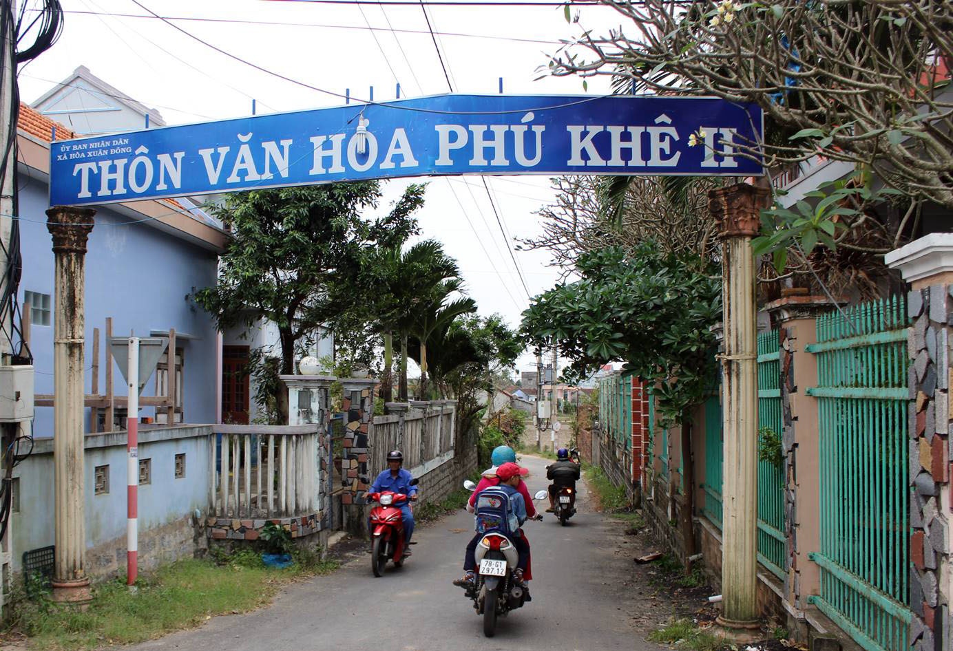 nguoi dan ngheo bao nhau mang tra lai gao cuu tro