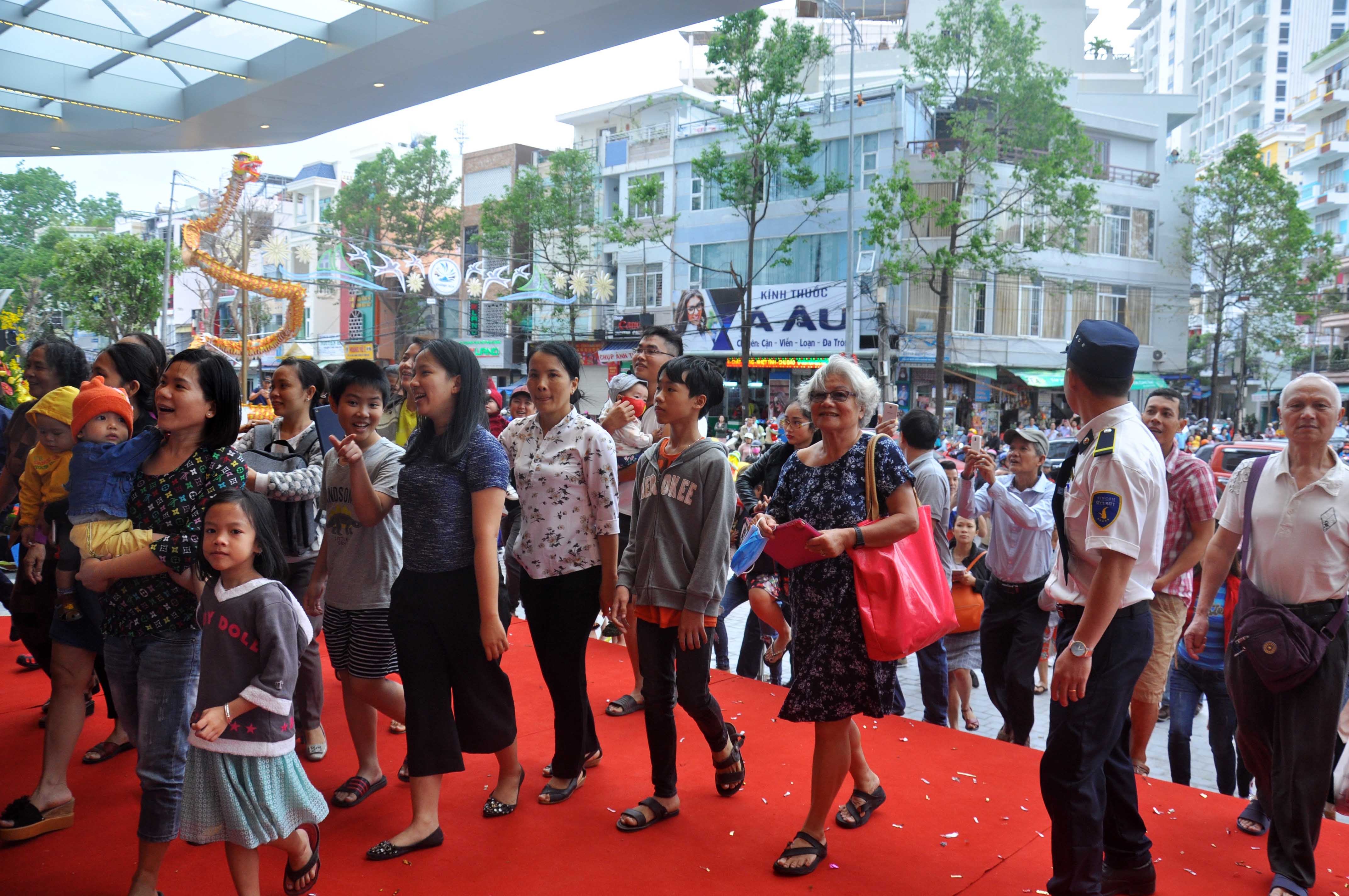 hang ngan nguoi chen nhau mua sam tai vincom plaza nha trang trong dem noel