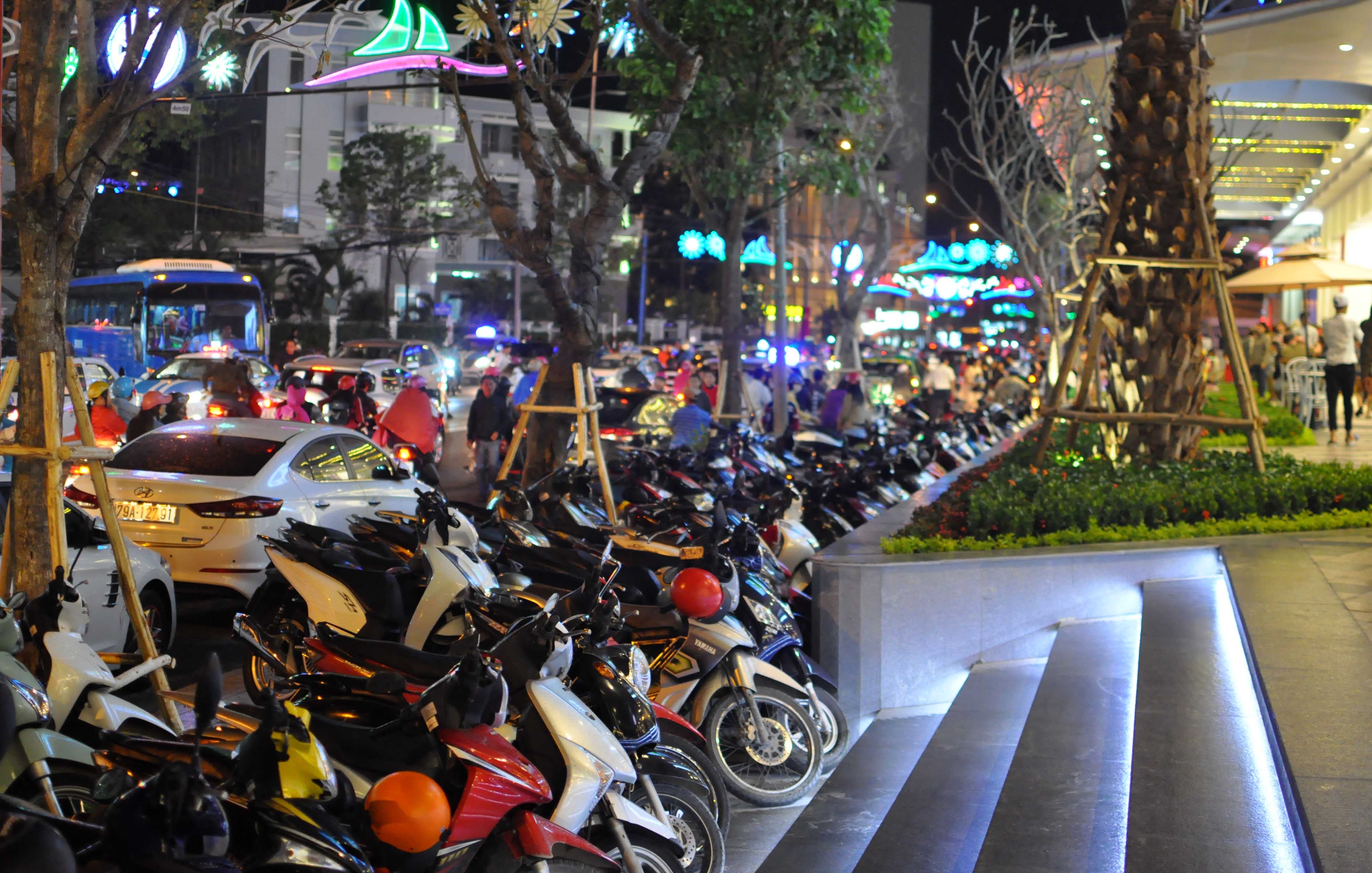 hang ngan nguoi chen nhau mua sam tai vincom plaza nha trang trong dem noel