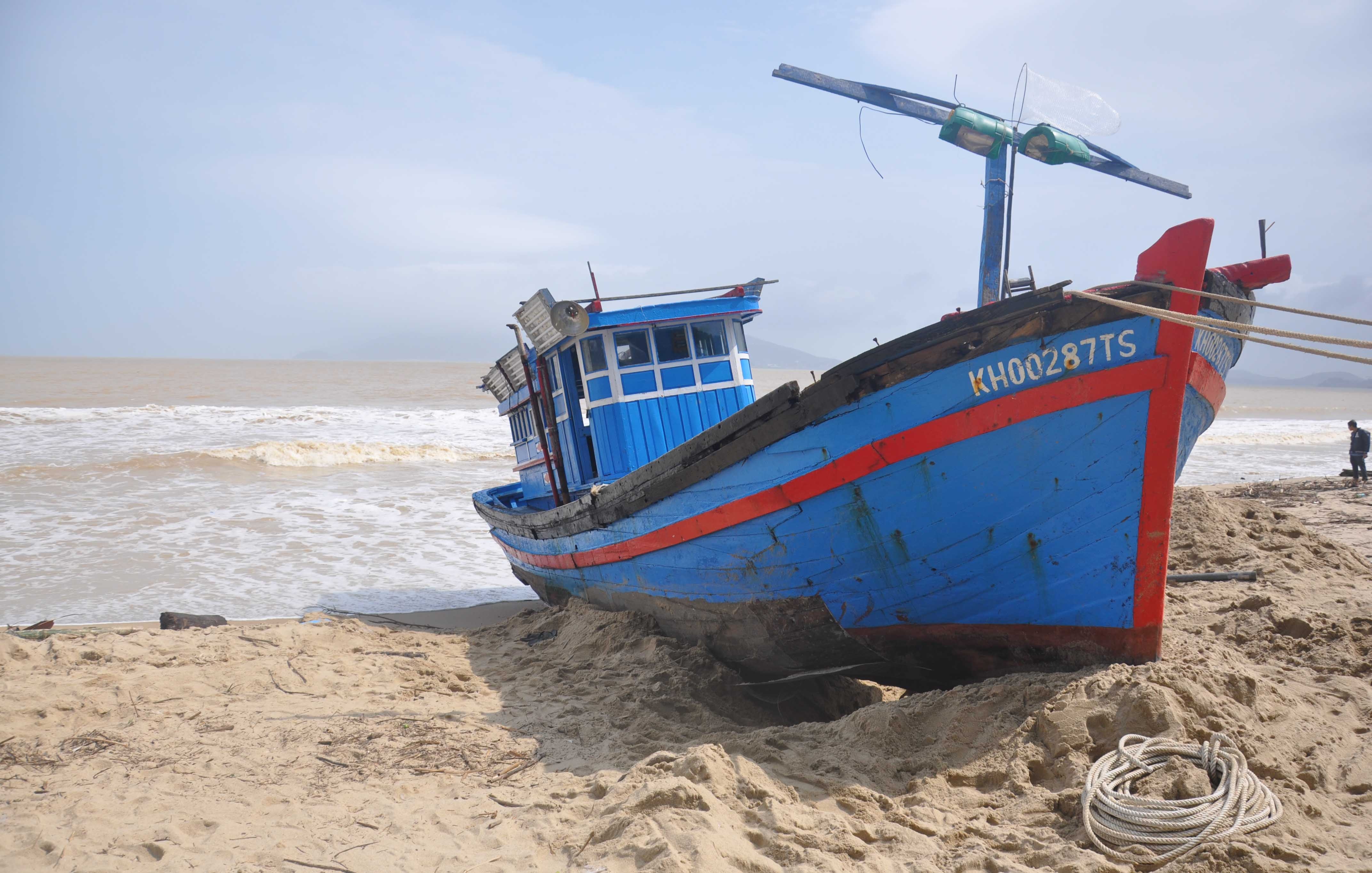 hang chuc tan rac ngap bai bien nha trang sau bao so 16