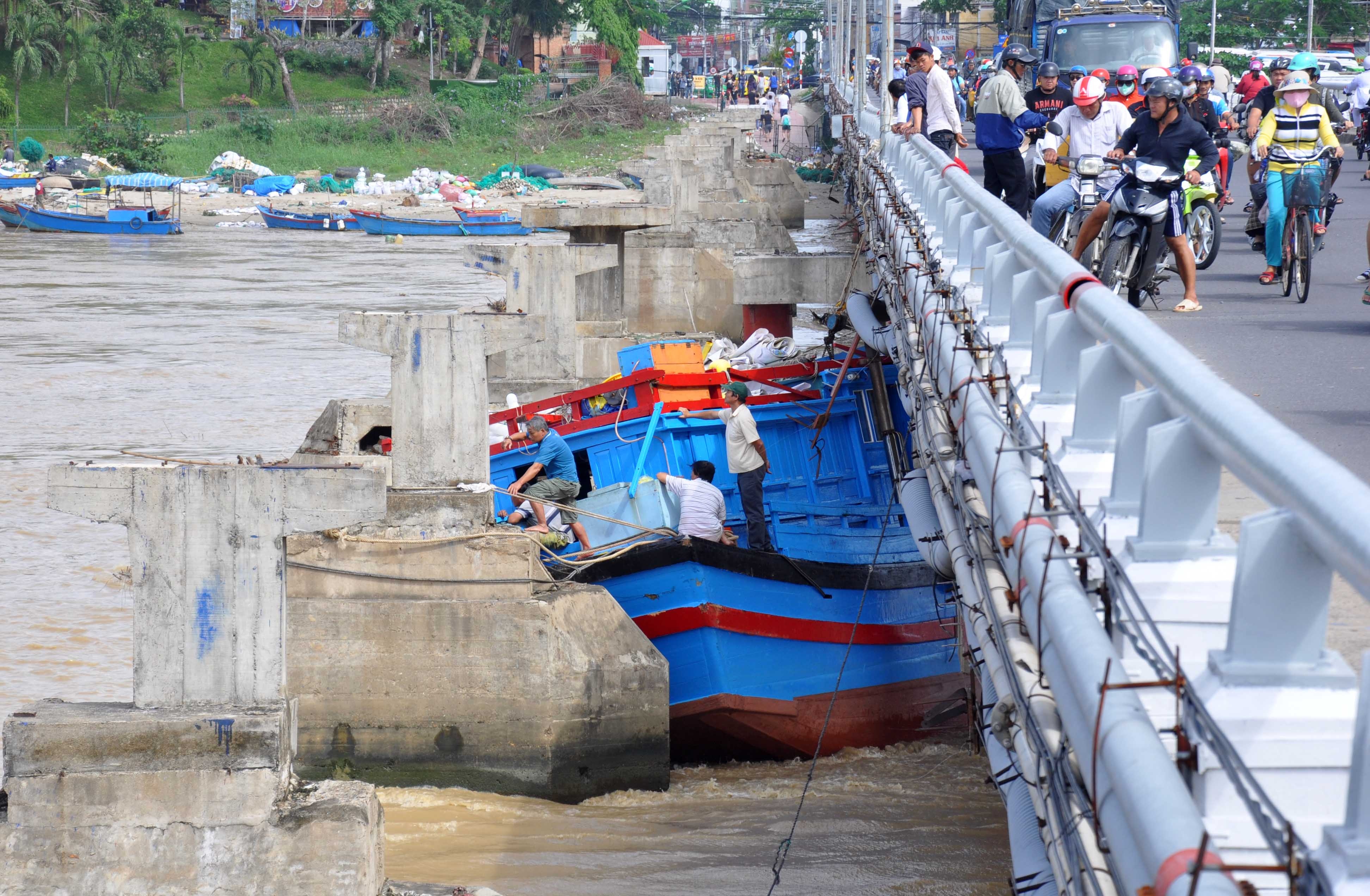 hang chuc tan rac ngap bai bien nha trang sau bao so 16