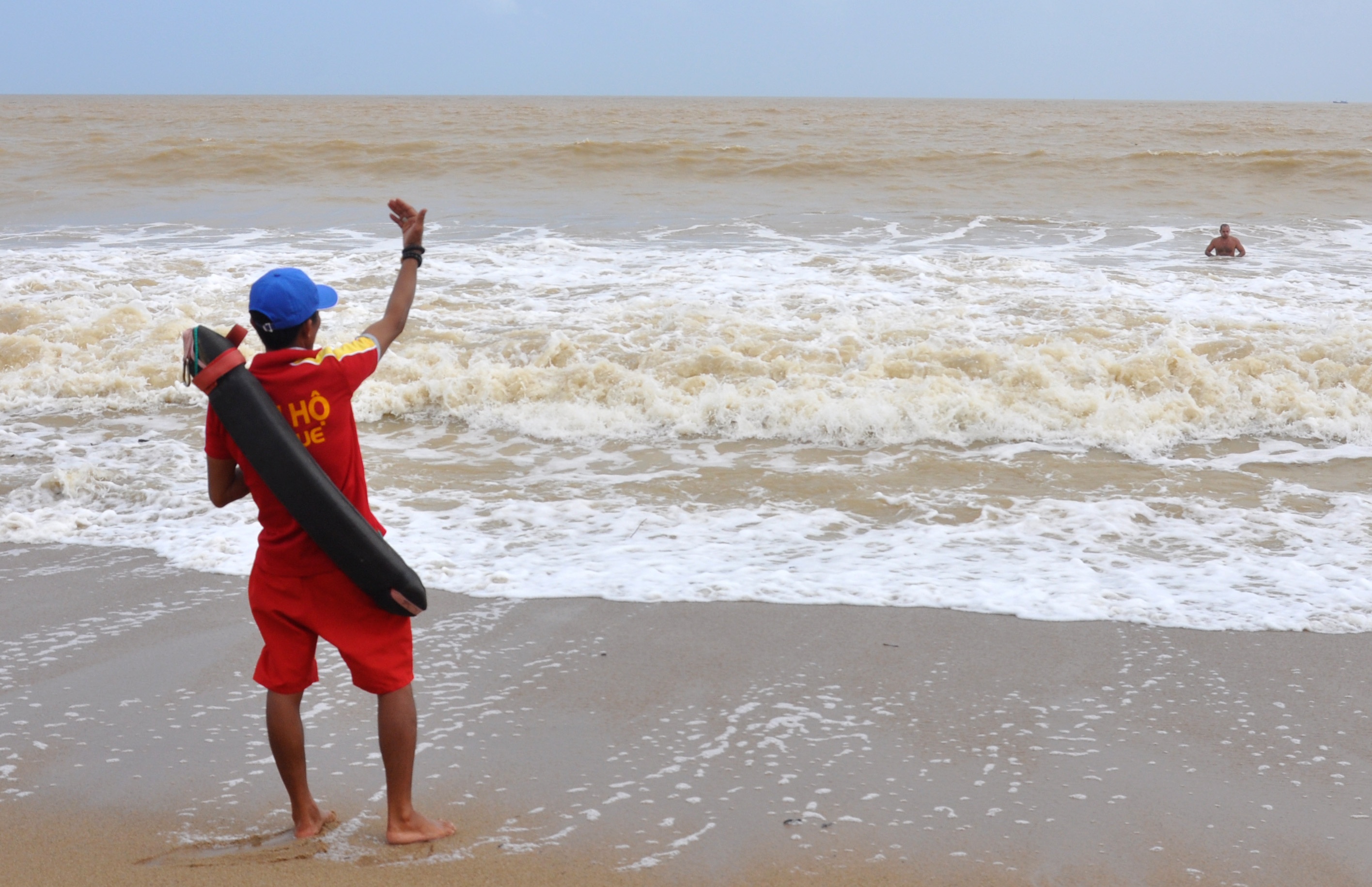 hang chuc tan rac ngap bai bien nha trang sau bao so 16