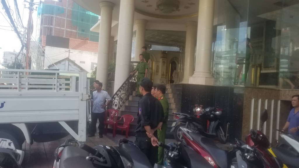 nha trang tam giu 200 nguoi nghi su dung ma tuy tai karaoke luxury