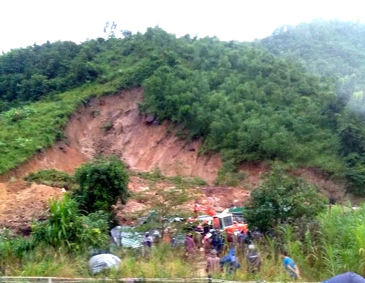 khanh hoa sat lo 3 nguoi trong mot gia dinh bi chon vui