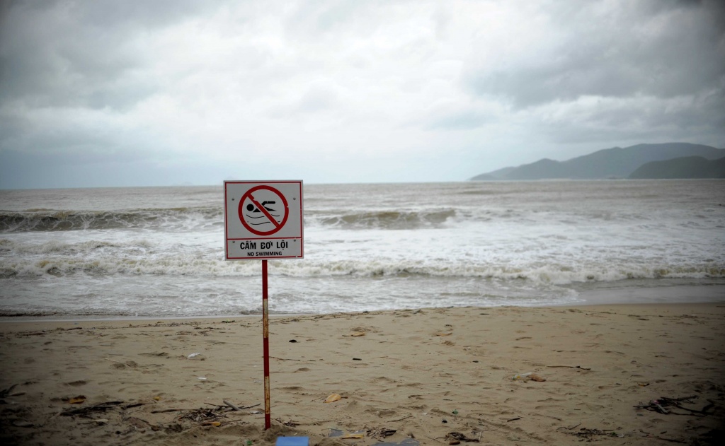 sau mua bao nguoi dan nha trang keo nhau ra bien san go lua