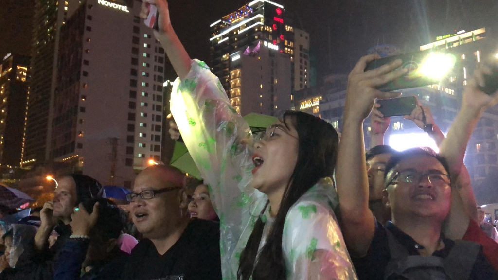 hang nghin nguoi dan nha trang mac ao mua ngoi o quang truong doi phao hoa mung nam moi