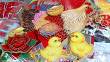 Thị trường đồ trang trí Tết: Tranh gà, đèn gà, lì xì hình gà,...'lên ngôi'